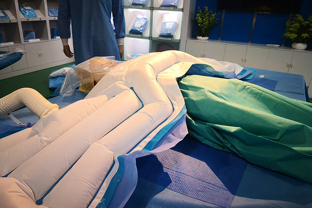 Half Upper Body Patient Warming Blanket During Procedures At Body Lower Parts
